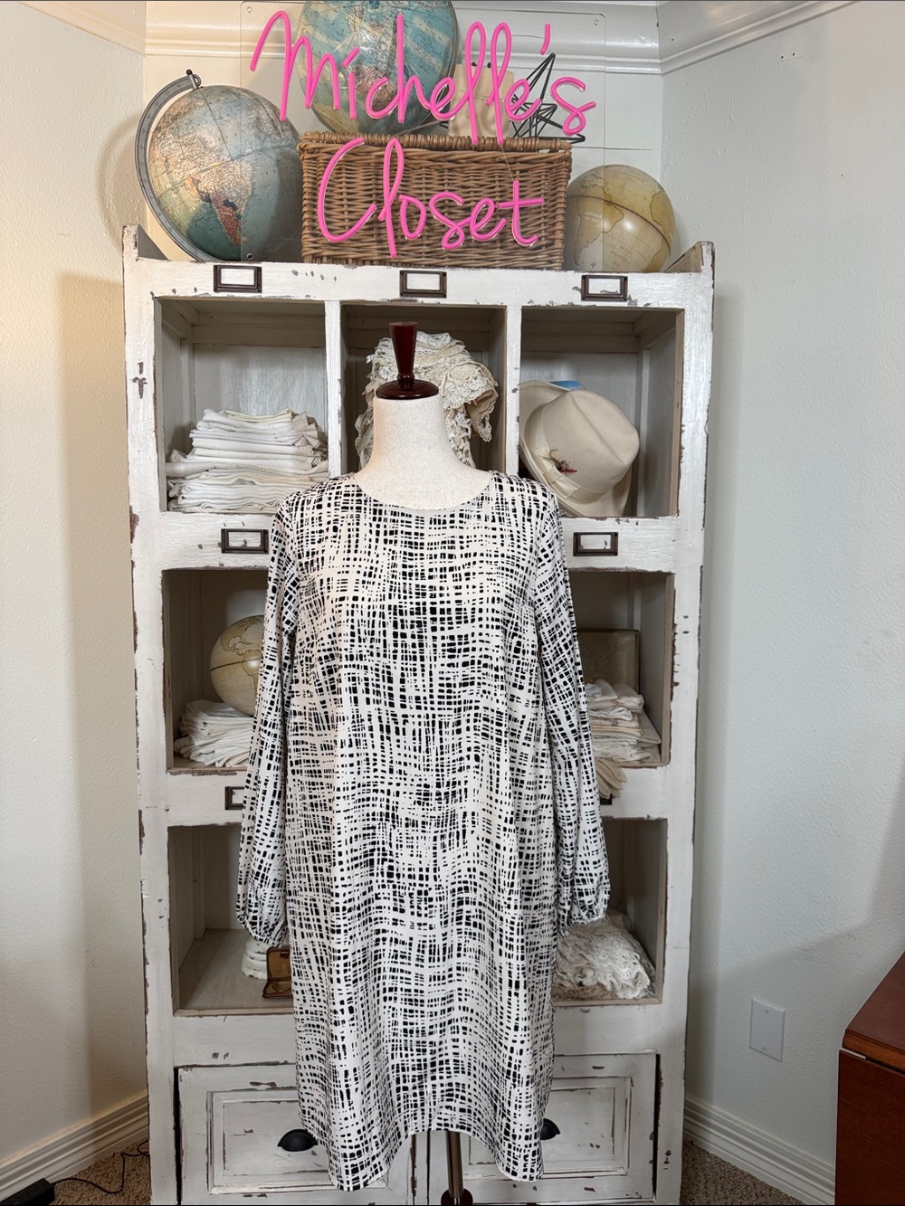 Gilli Black and White Abstract Grid Shift Dress